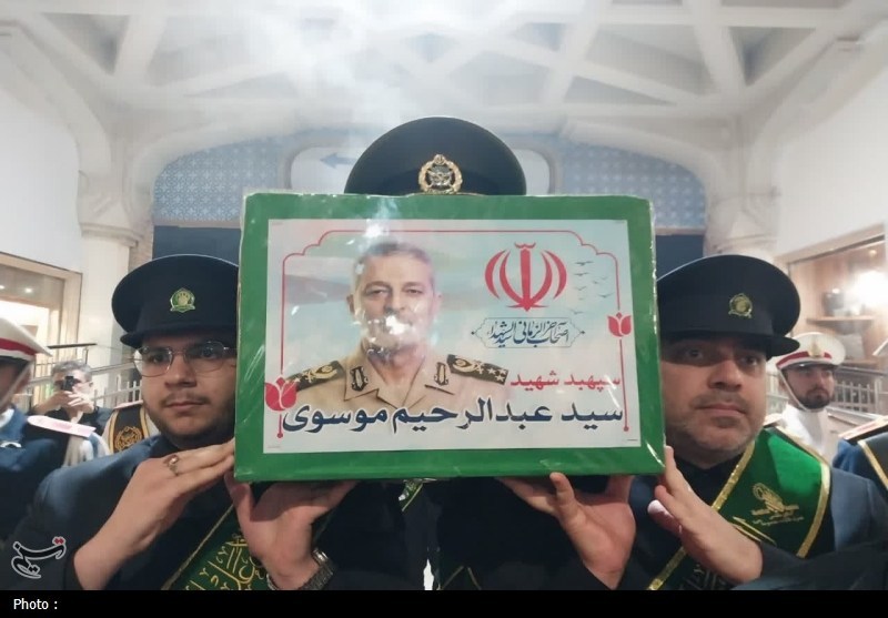 شبی ماندگار در قم؛ وداع باشکوه با سپهبد شهید موسوی در حرم+ عکس مراسم تشییع , اخبار قم , حضرت معصومه (س) ,