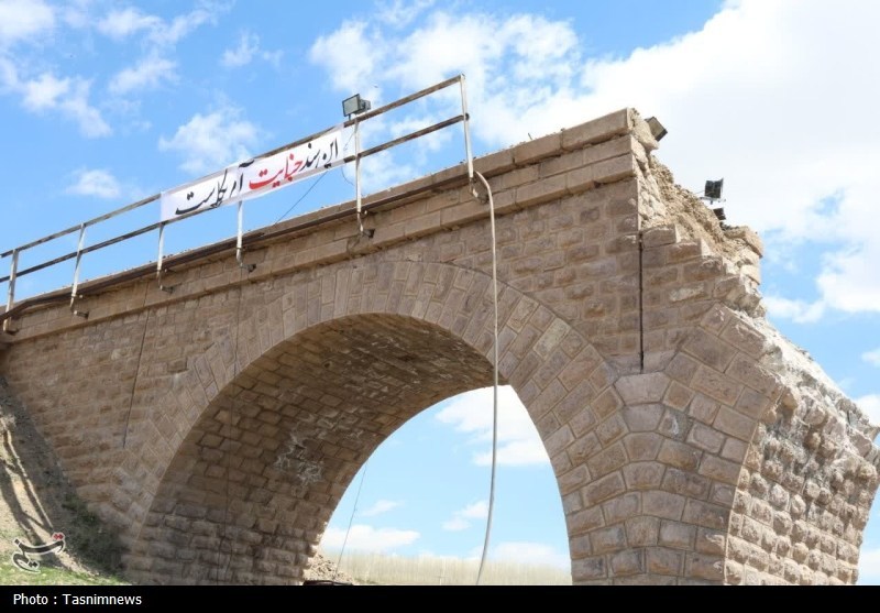 مهندسان ایرانی در میدان مقاومت ستونهای پل امینآباد را برپا کردند مهندسان ایرانی در میدان مقاومت ستونهای پل امینآباد را برپا کردند