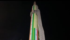 نمایی نزدیک از لانچر و موشک بالستیک قدر در اجتماع مردم کرمان