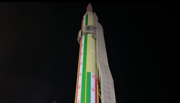 نمایی نزدیک از لانچر و موشک بالستیک قدر در اجتماع مردم کرمان