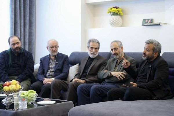 نویسندگان، مهمان خانواده شهیدان میر شدند