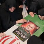 وداع خانواده‌های شهدا با شهید خادمی در حرم شاهچراغ (ع)