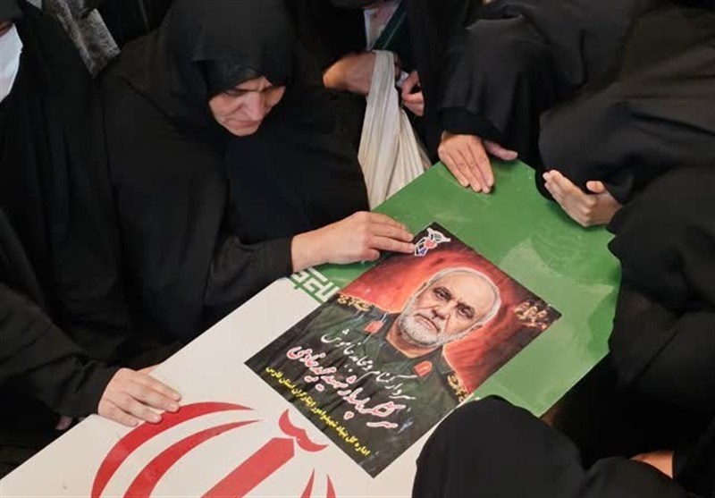 وداع خانواده‌های شهدا با شهید خادمی در حرم شاهچراغ (ع)