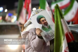 پرچم داری دختر بچه کرمانی در کف میدان آزادی کرمان