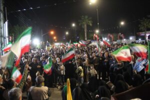 پرچم رضوی بر فراز تجمع شبانه آستارا