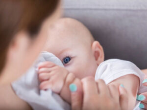 شیر مادر، سامانه‌ای زنده و پویا که متناسب با رشد و نیازهای نوزاد تغییر می‌کند