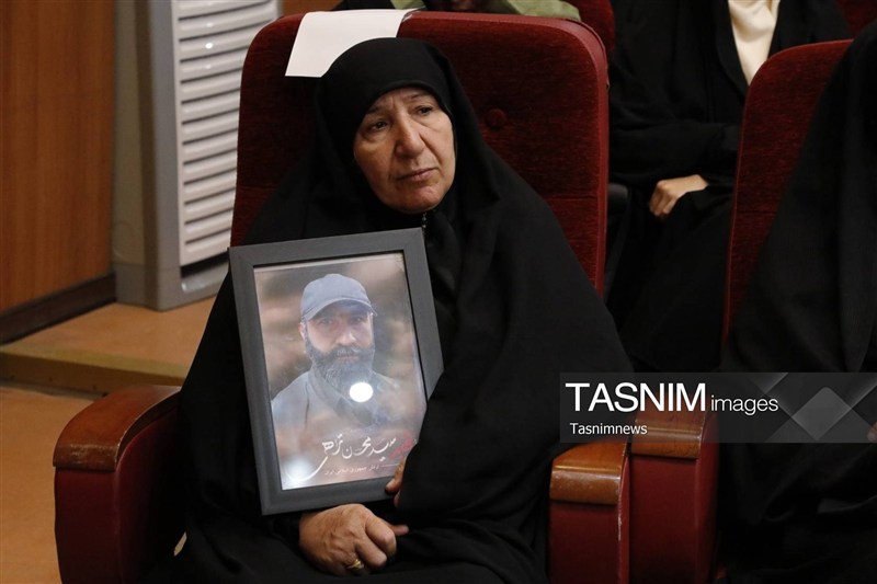 مادری با پنج ستاره بر سینه؛ زنی که از شلمچه تا سیریک داغدار لالهها شد مادری با پنج ستاره بر سینه؛ زنی که از شلمچه تا سیریک داغدار لالهها شد