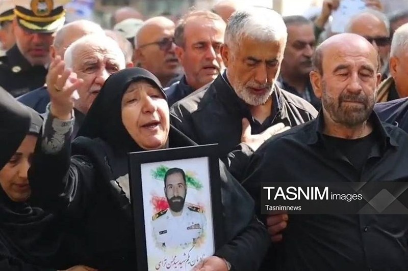مادری با پنج ستاره بر سینه؛ زنی که از شلمچه تا سیریک داغدار لالهها شد مادری با پنج ستاره بر سینه؛ زنی که از شلمچه تا سیریک داغدار لالهها شد