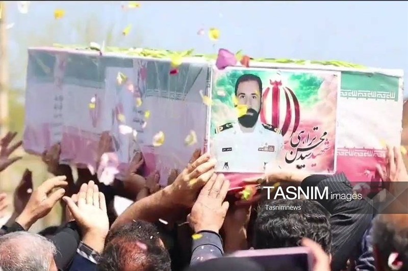 مادری با پنج ستاره بر سینه؛ زنی که از شلمچه تا سیریک داغدار لالهها شد مادری با پنج ستاره بر سینه؛ زنی که از شلمچه تا سیریک داغدار لالهها شد